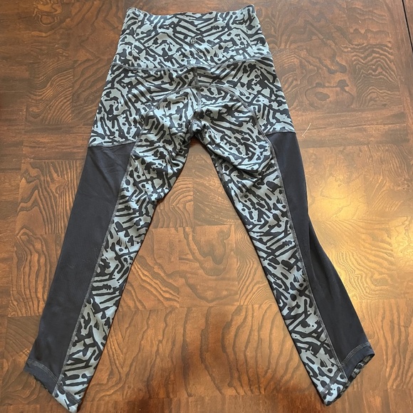🔥 Lululemon Mesh Panel Cropped Leggings Full-On Luxtreme- 21.5” Inseam- Size 2 - Picture 7 of 9